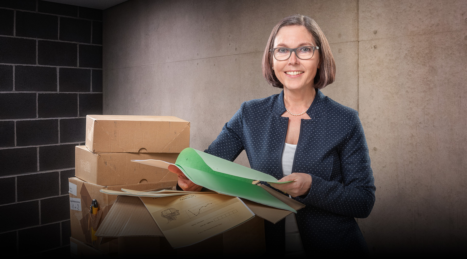 Prof. Dr. Martina Kadmon mit Unterlagen zum Auswahlverfahren (Foto)