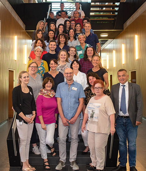 Gruppenfoto auf Stiege (Foto)