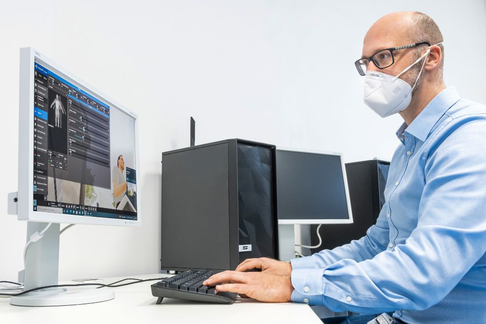 Mithilfe eines Schiebereglers steuert Dr. Stefan Mohr am Computer die körperlichen Funktionen der virtuellen Patienten.