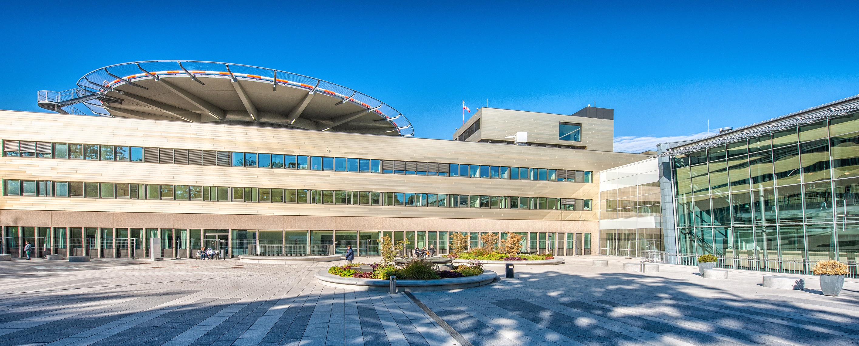 Außenansicht der Chirurgischen Klinik mit Hubschrauberlandeplatz auf dem Dach.