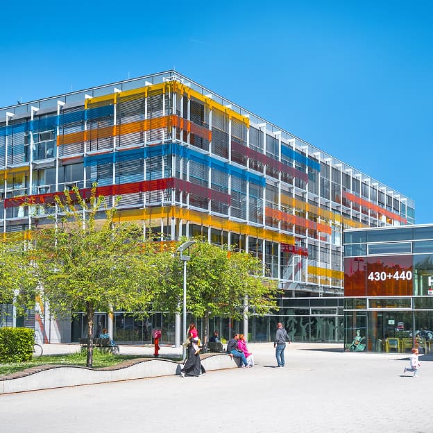 Außenansicht der Kinderklinik mit farbenfroher Glasfassade.
