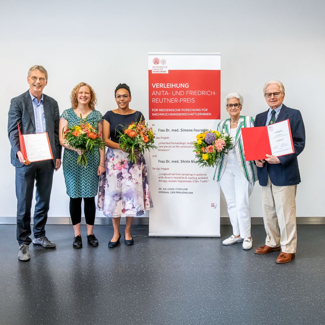 Gruppenfoto zur Verleihung des Anita-und-Friedrich-Reutner-Preises: Fünf Personen stehen nebeneinander, lächeln in die Kamera und halten Urkunden und Blumen in den Händen.