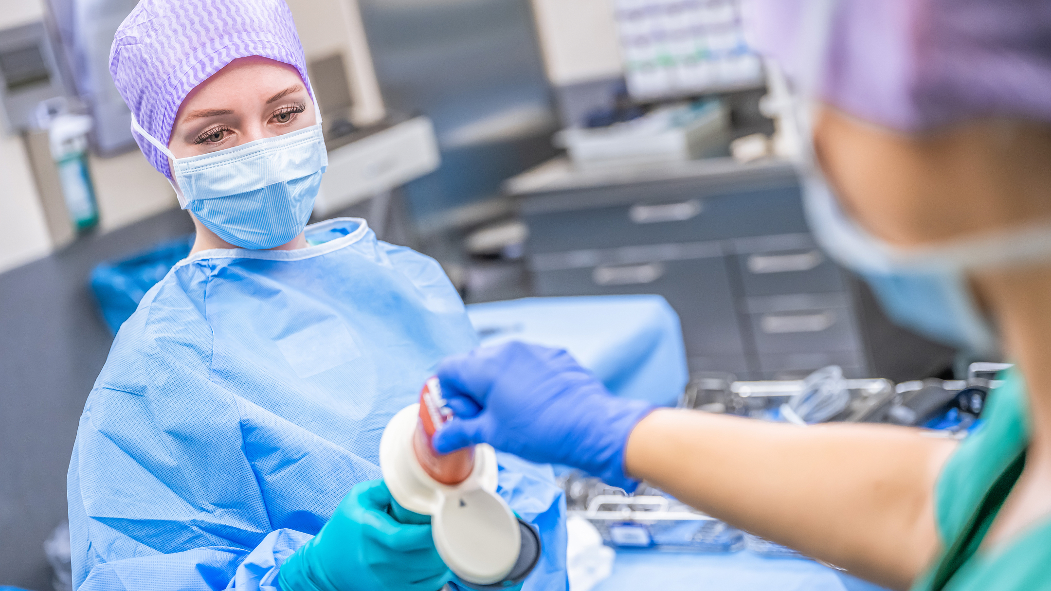 Zwei medizinische Fachkr&auml;fte arbeiten w&auml;hrend einer Operation an einem Patienten.
